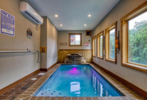 ERN841 - SWEET FEET RETREAT - LOCATION, LOCATION, AND PRIVATE INDOOR POOL! cabin